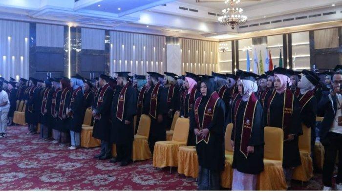 Wisudawan dan wisuda wati di Universitas Adiwangsa Jambi pada Wisuda Sarjana dan Profesi ke IX, pada Rabu (22/11/2023).