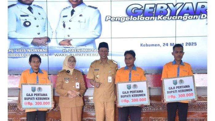 GAJI - Bupati Kebumen Lilis Nuryani menyerahkan gaji pertamanya sebagai Bupati kepada 20 tenaga kebersihan yang bekerja pada dinas Dinas Lingkungan Hidup, Kelautan dan Perikanan.