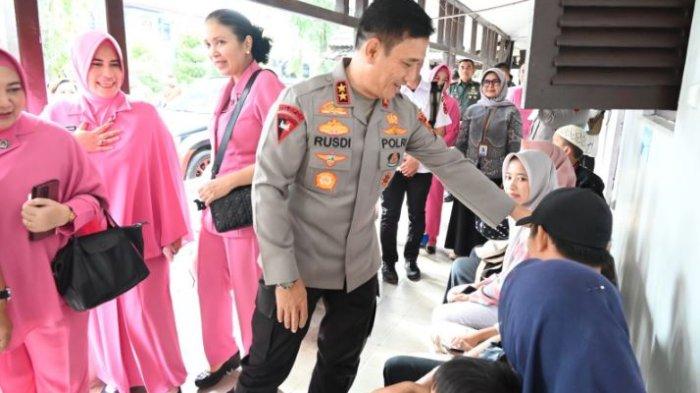 Kapolda Jambi Irjen Pol Rusdi Haryono saat bakti kesehatan di RS Bhayangkara Jambi pada peringatan Hari Bhayangkara ke78.