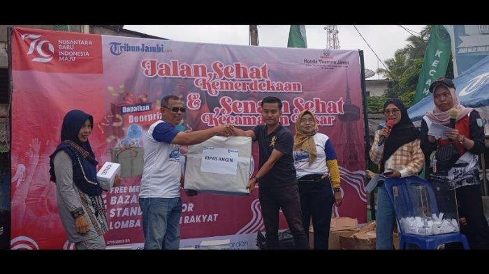 Senam dan lomba di Terminal Rawasari yang diselenggarakan oleh Kecamatan Pasar Jambi dan Tribun Jambi, serta disponsori oleh Honda Thamrin Jambi dan Sabang Raya Motor Group Jambi, Minggu (26/8/2024) pagi.
