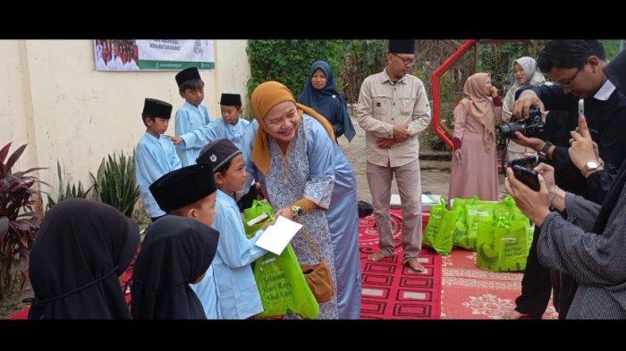 BINGKISAN LEBATAN -  Yayasan Sumatera Rindang  membagikan 106 bingkisan Lebaran kepada anak yatim piatu binaannya di Kota Jambi dan sebagian di Muaro Jambi, pada Rabu, 26 Maret 2025, pukul 09.00 WIB.