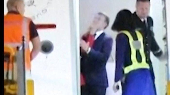 ISTRI MACRON - Gambar merupakan tangkap layar dari The National, Senin (26/5/2025), menunjukkan insiden yang berujung viral, yaitu ketika Presiden Prancis Emmanuel Macron dan Ibu Negara Brigitte Macron hendak turun dari pesawat di Vietnam. Macron terkejut saat istrinya mendorong wajahnya dengan tangannya