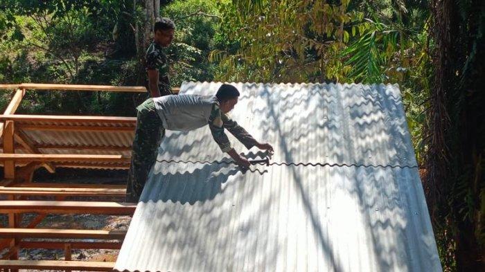 Satgas TNI Manunggal Membangun Desa (TMMD) ke 122 Kodim 0420 Sarko melakukan pengerjaan pemasangan atap kandang kambing serta pemasangan jendela RLH warga Desa Bedeng Rejo, Merangin, Jambi