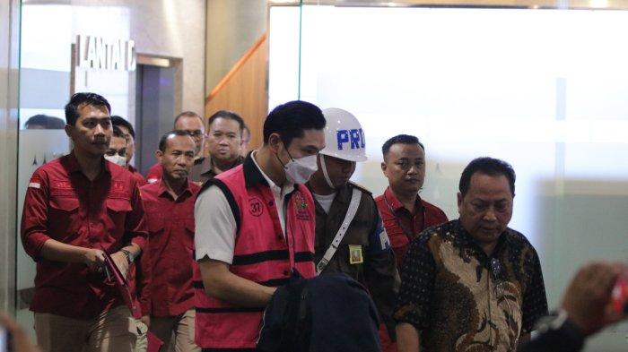 Jadii tersangka, Harvey Moeis dibawa penyidik untuk ditahan di Rutan Kejaksaan negeri Jakarta Selatan, Rabu (27/3/2024) malam.