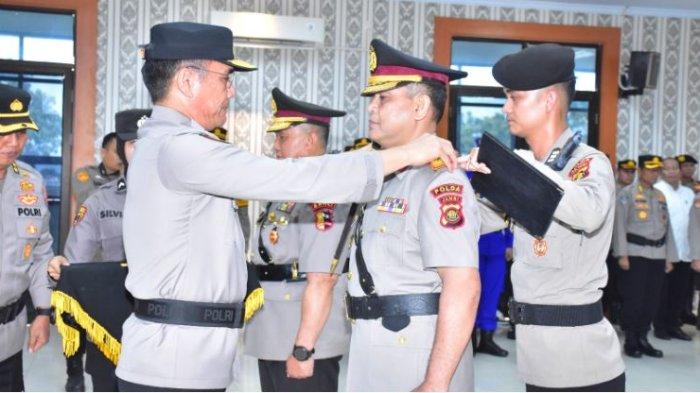 SERTIJAB - Kapolda Jambi Irjen Pol Krisno Halomoan Siregar memimpin upacara Serah Terima Jabatan Wakapolda dari Brigjen Pol. Edi Mardianto ke Brigjen Pol. M. Mustaqim di  Aula Lantai 4 Polda Jambi pada Kamis, (27/03/2025).