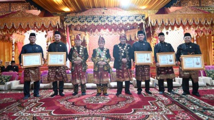 PENGUKUHAN - Kapolda Jambi Irjen Pol Krisno H Siregar dikukuhkan menjadi anggota pembina LAM Provinsi Jambi bersama Ketua DPRD, Kapolda Jambi, Danrem 042/Gapu, Kabinda Jambi, dan Ketua Pengadilan Tinggi Agama Jambi.