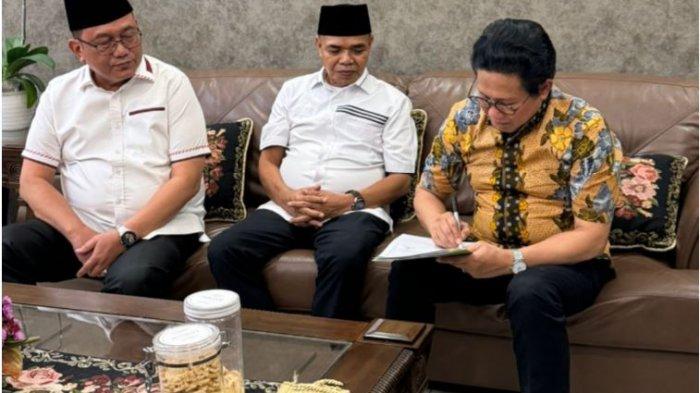 Aspan, calon Bupati Tebo 2024 menerima SK rekomendasi dari Partai Kebangkitan Bangsa (PKB).