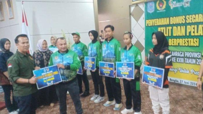 KONI Merangin serahkan bonus atlet, pelatih dan official berprestasi pada Porprov Jambi 2023. Penyerahan bonus dilakukan di Auditorium Rumah Dinas Bupati Merangin, Kamis (17/6/2024)