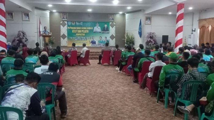 KONI Merangin serahkan bonus atlet, pelatih dan official berprestasi pada Porprov Jambi 2023. Penyerahan bonus dilakukan di Auditorium Rumah Dinas Bupati Merangin, Kamis (17/6/2024)