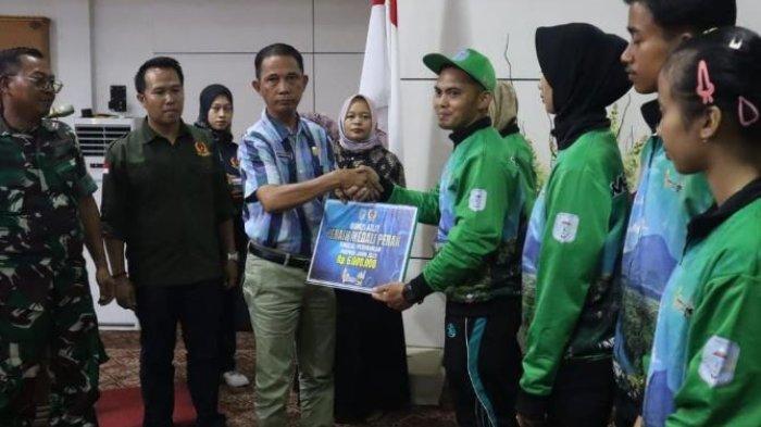 KONI Merangin serahkan bonus atlet, pelatih dan official berprestasi pada Porprov Jambi 2023. Penyerahan bonus dilakukan di Auditorium Rumah Dinas Bupati Merangin, Kamis (17/6/2024)