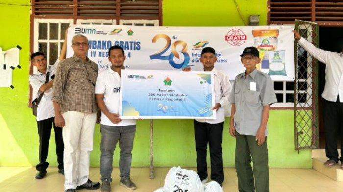 Jelang Idul Adha 2024, PT Perkebunan Nusantara (PTPN) IV Regional 4 Jambi beri paket sembako kepada warga Desa Petajen dan Desa Muhajirin, Kecamatan Bajubang, Kabupaten Batanghari, Jambi, pada Rabu (29/5/2024)