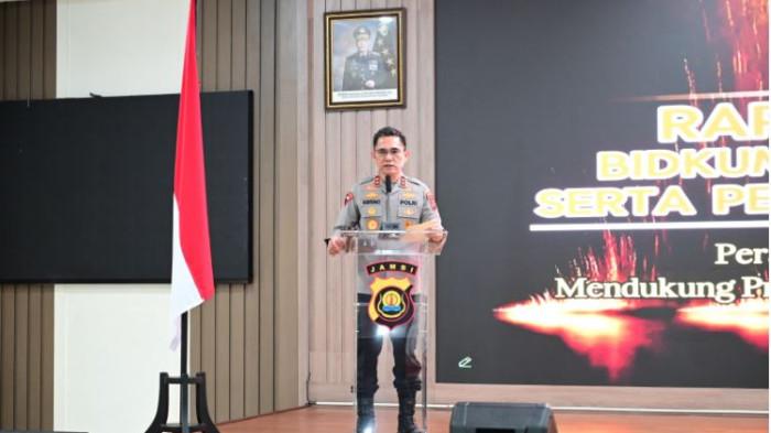Kapolda Jambi, Irjen Pol. Krisno H Siregar secara resmi membuka kegiatan Rapat Kerja Teknis (Rakernis) Gabungan Fungsi Teknologi Informasi dan Komunikasi (TIK) serta Fungsi Hukum (Bidkum) Tahun Anggaran 2025 yang digelar di Aula Lantai 3 Gedung Siginjai Polda Jambi pada Selasa, (29/7/2025).