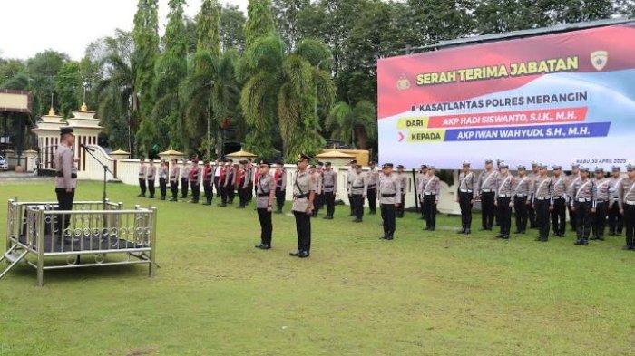 SERTIJAB - Serah terima jabatan sejumlah perwira di lingkungan Polres Merangin yang bertempat di halaman Mapolres Merangin, Rabu (30/4/2025).