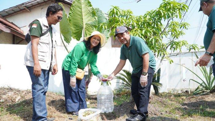 Ikatan Istri Pejabat (IIP) BUMN di Jakarta dan Istri Karyawan BUMN Indonesia (IKBI) PT Perkebunan Nusantara (PTPN IV)  Regional 4 Jambi melakukan edukasi pilah sampah dan pemasangan biopori.