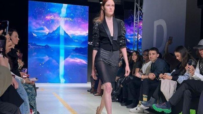 Seorang model berjalan di atas catwalk pada Fashion Summit Moskow, Rusia.