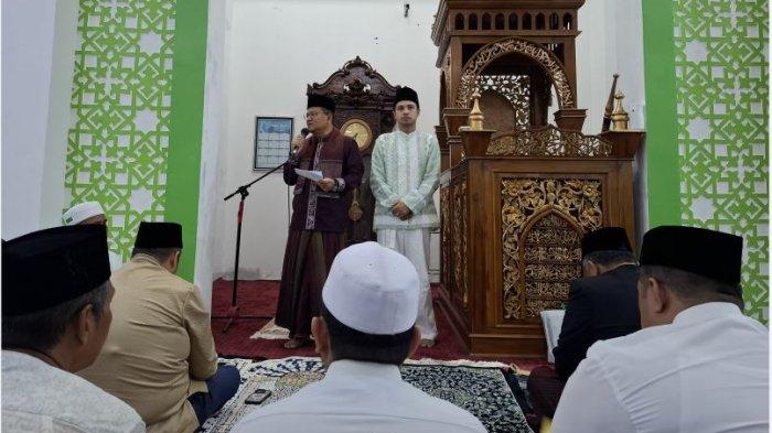 SHOLAD IED - Pemkot Jambi terpaksa memindahkan lokasi sholad ied yang seharusnya digelar di lapangan Kantor Wali Kota Jambi karena hujan lebat, Senin (31/3/2025) pagi