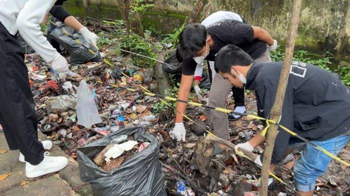 Mahasiswa Ilmu Pemerintahan Universitas Jambi berkolaborasi bersama mahasiswa Perpajakan dan PGPAUD adakan kegiatan gotong royong membersihkan sampah di sekitaran Terminal Alam Barajo, Kota Jambi.