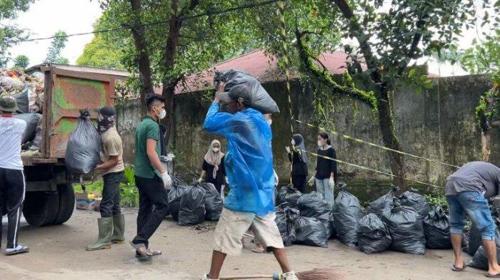 Mahasiswa Ilmu Pemerintahan Universitas Jambi berkolaborasi bersama mahasiswa Perpajakan dan PGPAUD adakan kegiatan gotong royong membersihkan sampah di sekitaran Terminal Alam Barajo, Kota Jambi.