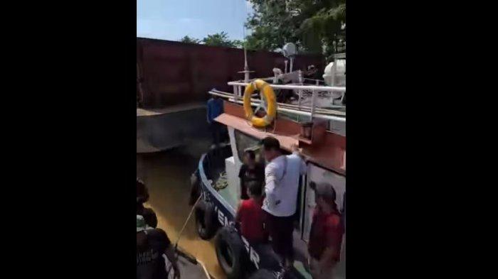 TONGKANG - Sebuah tongkang bermuatan batubara menabrak puluhan keramba ikan di Desa Pematang Jering, Kecamatan Jambi Luar Kota, Kabupaten Muaro Jambi, pada Jumat malam (30/5/2025).