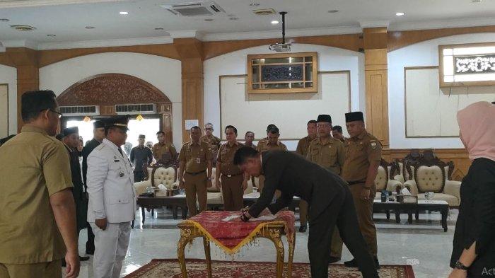 Proses pelantikan pejabat di Kantor Bupati Muaro Jambi