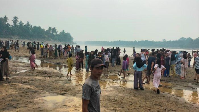 Warga memadati lokasi tenggelamnya warga di Sungai Batanghari di Desa Teluk Rendah Pasar, Kecamatan Tebo Ilir, Kabupaten Tebo, Minggu (1/10/2023).