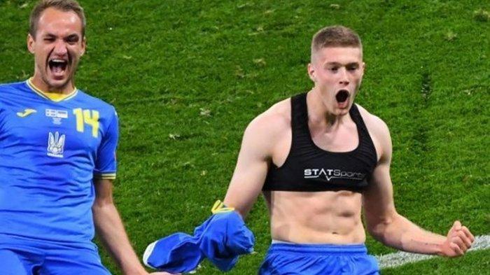 Penyerang Ukraina, Artem Dovbyk (kanan), merayakan gol kemenangan yang ia cetak dalam pertandingan babak 16 besar Euro 2020 menghadapi Swedia di Stadion Hampden Park, Glasgow, pada Rabu (30/6/2021) dini hari WIB