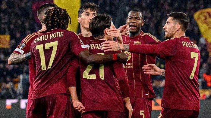 SERIE A ITALIA - Para pemain AS Roma sedang merayakan gol. AS Roma akan kembali menjamu Monza dalam pertandingan Serie A Italia pada Selasa (25/2/2025) dini hari.