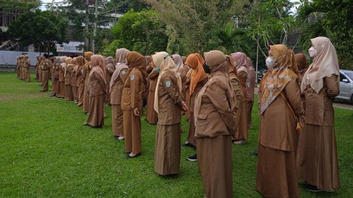Suasana upacara apel ASN di lingkungan Pemerintah Kota Jambi, Senin, (28/11/2022). Wali Kota Syarif Fasha minta ASN wanita memakai jilbab yang sama.
