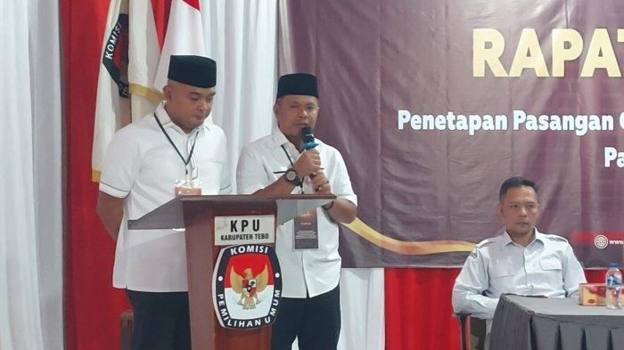 Agus Rubiyanto dan Nazar Efendi saat menyampaikan sambutan di Rapat Pleno KPU Tebo