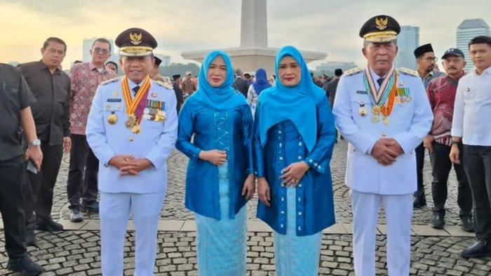 FOTO BERSAMA - Gubernur dan Wakil Gubernur Jambi, Al Haris dan Abdullah Sani beserta istri berfoto bersama usai pelantikan kepala daerah di Jakarta, Kamis (20/2/2025).