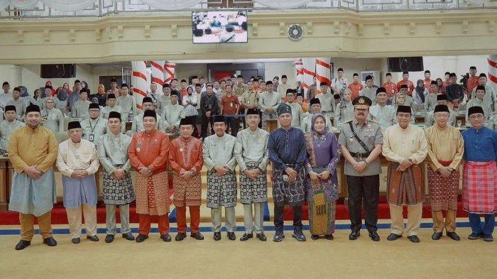Gubernur Jambi Al Haris, menghadiri Rapat Paripurna DPRD HUT ke-24 Kabupaten Sarolangun, Kamis (12/10/2023).
