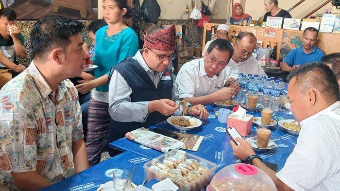 Anies Baswedan sarapan di satu kedai kopi terkenal yang ada di Jambi, kedai kopi Ahien di Simpang Jelutung, Kota Jambi, Kamis (27/7/2023) pagi.