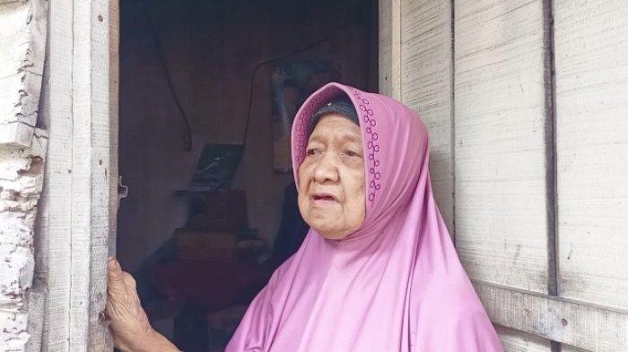 Asmawati, yang akrab disapa Wak Timuk atau Nenek Timuk, viral di Instagram dengan narasi bahwa ia hidup sebatang kara di Kota Jambi