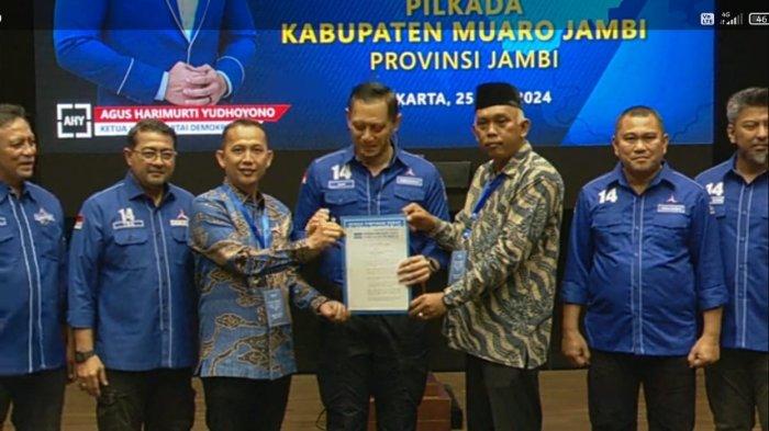 Asnawi-Sentot saat Menerima SK Rekomendasi dari AHY