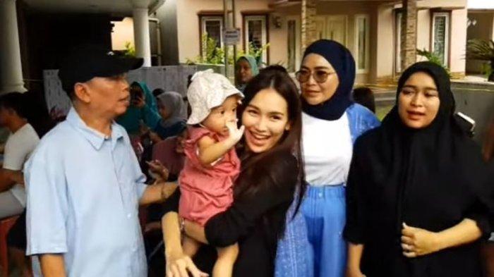 Ayu Ting Ting dan Keluarga Nyoblos