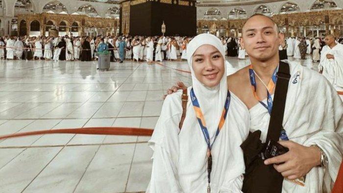BCL berfoto didepan Kabah di tanah suci Mekkah