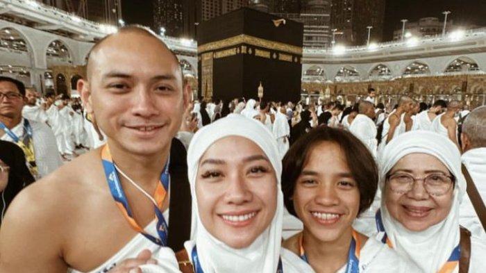 BCL pergi umroh bareng suaminya Tiko Aryawardhana dan anaknya Noah Sinclair
