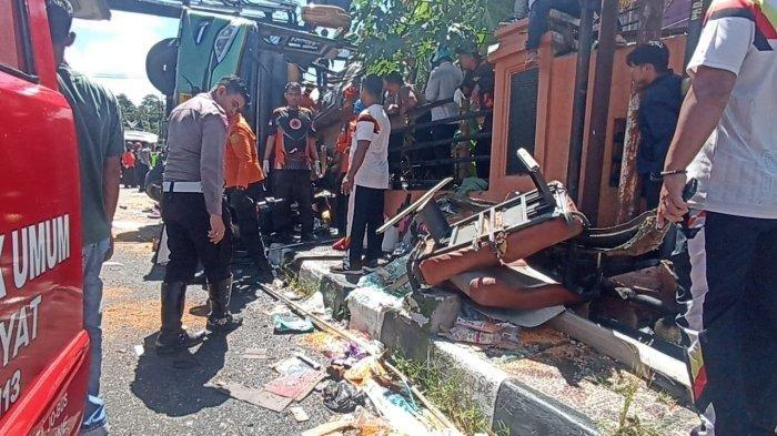 Kecelakaan maut menimpa bus milik Perusahaan Otobus (PO) Antar Lintas Sumatera (ALS) saat melintasi ruas jalan di Kota Padang Panjang, Sumatera Barat, Selasa (6/5/2025) pagi. Bus bernomor polisi B 7512 FGA itu dilaporkan terguling setelah diduga mengalami rem blong ketika melaju di jalan menurun, hingga akhirnya hilang kendali.