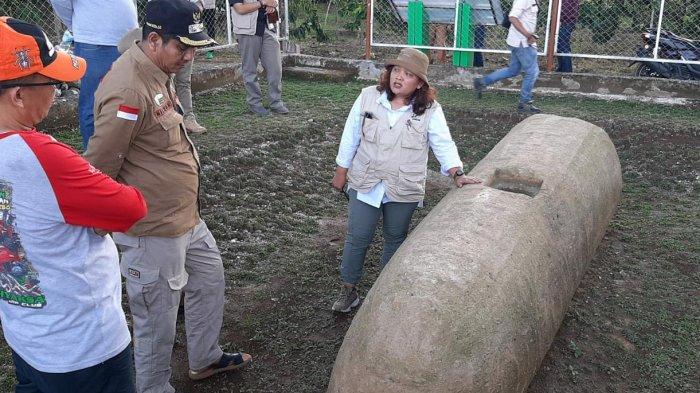 Batu Silindrik atau dikenal dengan Batu Larung, yang merupakan situs megalitikum zaman batu atau purba yang terletak di Desa Dusun Tuo, Kecamatan Lembah Masurai, Kabupaten Merangin.