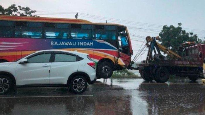 Mobil rombongan umrah terlibat kecelakaan maut, tabrakan dengan bus di jalan raya Duduksampeyan, Kecamatan Duduksampeyan, Kabupaten Gresik, Jaw Timur, Kamis (10/4/2025) pagi. (Via Surya)


Artikel ini telah tayang di Tribun-Medan.com dengan judul SELENGKAPNYA DAFTAR Nama 7 Korban Tewas Rombongan Umroh Dalam Kecelakaan Maut di Gresik, https://medan.tribunnews.com/2025/04/10/selengkapnya-daftar-nama-7-korban-tewas-rombongan-umroh-dalam-kecelakaan-maut-di-gresik?page=all.