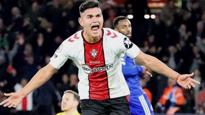 Carlos Alcaraz, gelandang Southampton yang Diincar Lazio.