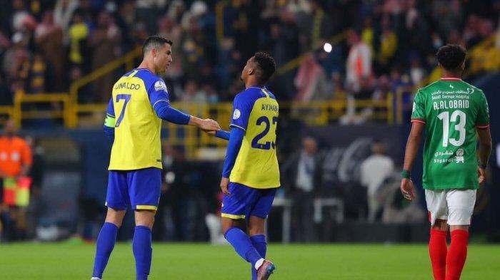 Cristiano Ronaldo besama rekan setimnya di Al Nassr FC