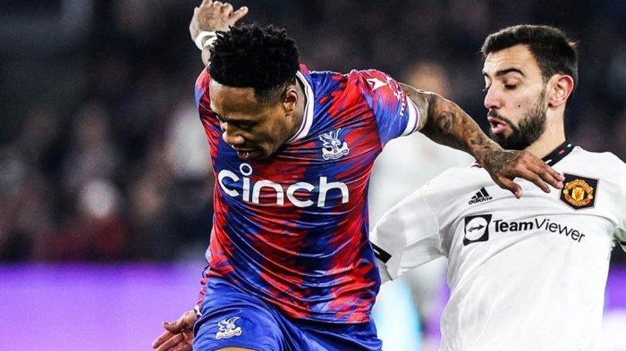 Gelandang Manchester United Bruno Fernandes sedang berduel dengan pemain Crystal Palace di Liga Inggris