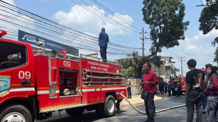 Damkar Padamkan Kebakaran Ruko di Jambi Selatan, Akses Jalan Ditutup Sementara
