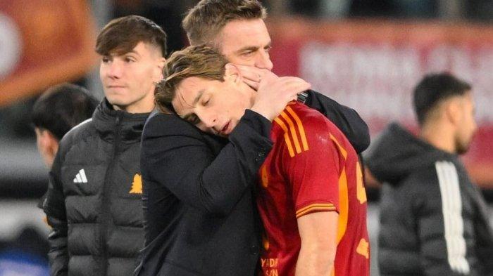 Danielle De Rossi bersama pemain AS Roma saat menglahkan Hellas Verona