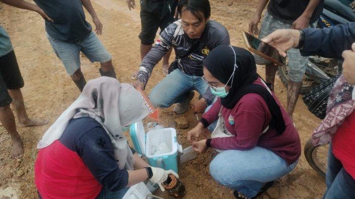 Delapan orang warga Suku Anak Dalam (SAD) keracunan massal setelah makan madu di hutan. Dua bocah Suku Anak Dalam meninggal. Peristiwa itu terjadi pada Selasa (12/11) kemarin di Dusun Sentano, Desa Balai Rajo, Kecamatan VII Koto Ilir, Kabupaten Tebo.