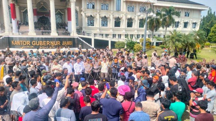 Demo sopir truk batubara di Kantor Gubernur Jambi
