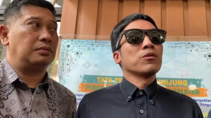 Desta usai menjalani sidang perceraian perdana Senin (29/5/2023)