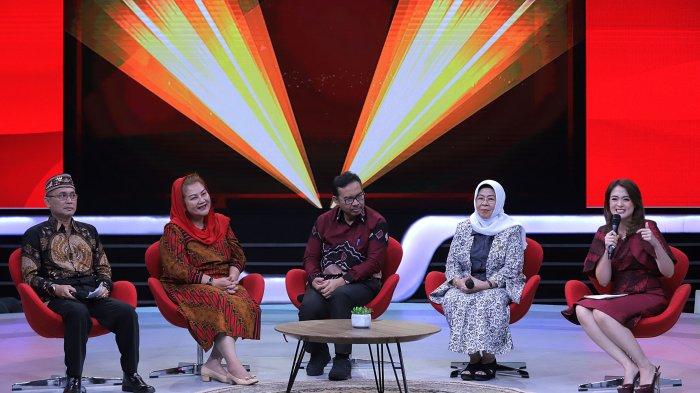 Direktur Pemberitaan Tribun Network Febby Mahendra Putra (kiri) bersama Kepala Badan Kependudukan dan Keluarga Berencana Nasional (BKKBN) Hasto Wardoyo (tengah), Walikota Semarang Hevearita Gunaryanti Rahayu (kedua kiri) dan Ketua Ikatan Bidan Indonesia (IBI) Emi Nurjasmi (kedua kanan) serta Corporate Communications Director Kompas Gramedia Glory Oyong (kanan) selaku moderator pada acara Talk Show & Penghargaan Inspirator dan penggerak cegah stunting di Studi 1 Menara Kompas, Jakarta Pusat, Senin (17/7/2023). Tribun Network bersama Badan Kependudukan dan Keluarga Berencana Nasional(BKKBN) menyelenggarakan Talk Show & Penghargaan Inspirator dan Penggerak Cegah Stunting. Sebagai informasi Tribun Network bersama BKKBN memberikan dua telur setiap hari selama 6 bulan untuk anak risiko stunting di usia 6 sampai 24 bulan.
