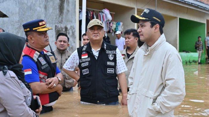 Wakil Wali Kota Diza Hazra Aljosha turun lapangan. Dengan didampingi Ketua DPRD Kota Jambi Kemas Faried Alfarelly, Kapolresta Jambi Kombes Pol Boy Sutan Binanga Siregar, Sekda A. Ridwan dan sejumlah Kepala Perangkat Daerah, Camat serta Lurah, Wawako Diza melalukan inspeksi lapangan di beberapa titik banjir dan genangan di Kota Jambi, Minggu (23/2/2025).